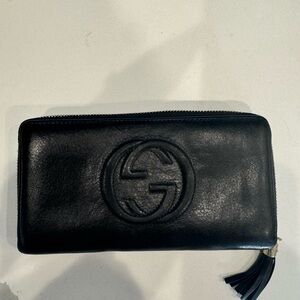 Gucci Soho Zip Around Wallet. black and gold. Authentic -